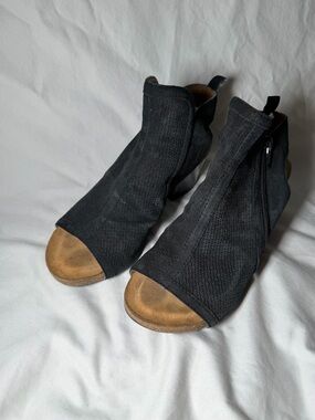 Sofft Black Open-Toe Zip-Front Mules with Tan Footbed